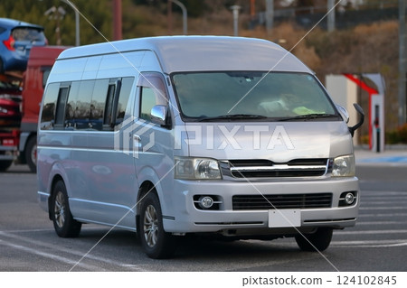 One-box car image One-box car image 124102845