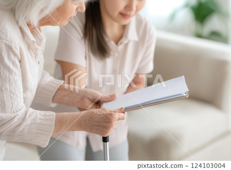 Image of middle-aged and elderly care 124103004