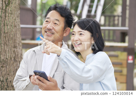 中年夫婦在戶外使用智慧型手機 124103014