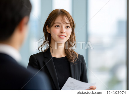 身穿黑色西裝的職業年輕女子自信地遞交合約 124103074