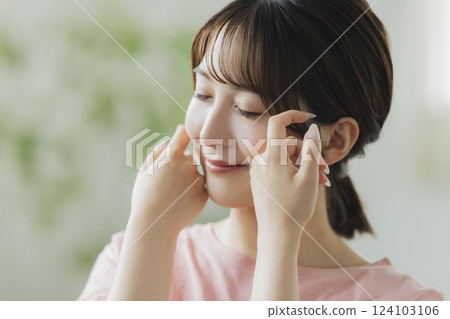 穿著睡衣的婦女做皮膚護理 124103106