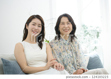 Beauty for women in their 20s and 50s 124103223