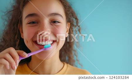 健康的生活方式概念:年輕女子手持牙刷,露出完美微笑的特寫 健康的生活方式概念:年輕女子手持牙刷,露出完美微笑的特寫 124103284