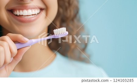 健康的生活方式概念：年輕女子手持牙刷，露出完美微笑的特寫 124103285