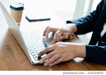 一個操作電腦和智能手機的人 124103652