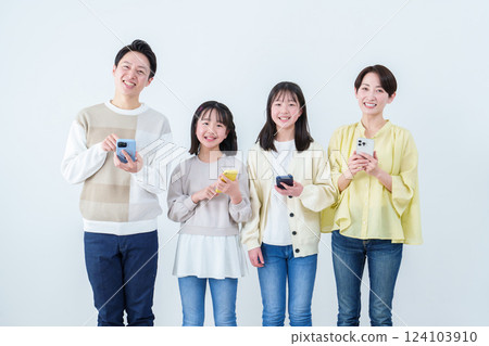 父母與孩子使用智慧型手機 家庭 124103910
