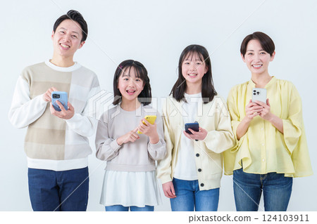 父母與孩子使用智慧型手機 家庭 124103911