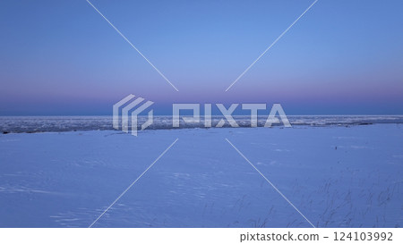 北海道的流冰，2025年2月24日，黃昏時分，日落，佐呂間湖和網走鄂霍次克海 124103992