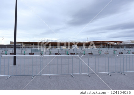 In front of the East Gate of the Osaka Expo before its opening (Osaka City, Osaka Prefecture) In front of the East Gate of the Osaka Expo before its opening (Osaka City, Osaka Prefecture) 124104026