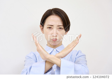 女性十字標記白色背景 124104072