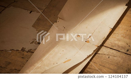 標誌時間流逝的舊紙和木地板 標誌時間流逝的舊紙和木地板 124104137