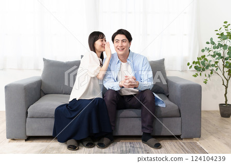 一對夫婦偷偷地說話 124104239