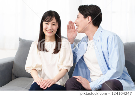 一對夫婦偷偷地說話 124104247