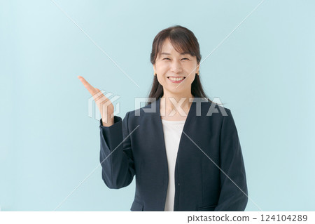 擺在為指導的女商人 124104289