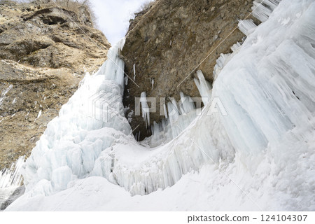 Frozen Unryu Falls in Nikko, Tochigi Prefecture 124104307