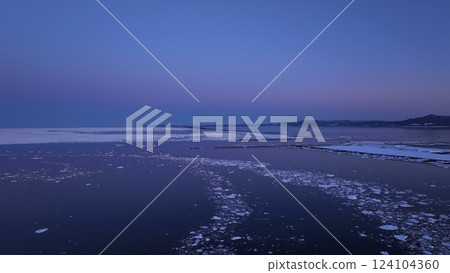 北海道佐呂間湖的流冰 2025年2月24日 鹹水湖網走流冰周圍的日落 北海道佐呂間湖的流冰 2025年2月24日 鹹水湖網走流冰周圍的日落 124104360