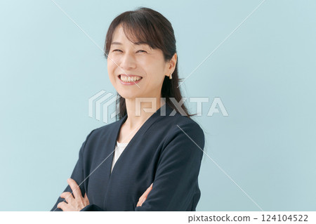 Middle-aged business woman with arms crossed 124104522