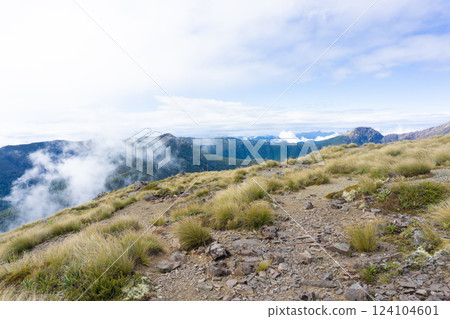 紐西蘭里士滿山脈的雲朵和山脈 124104601