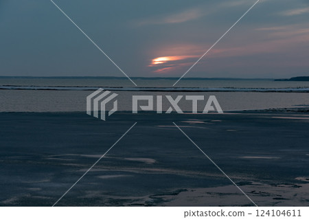 Below-freezing Notsuke Bay stretches out to the horizon 124104611