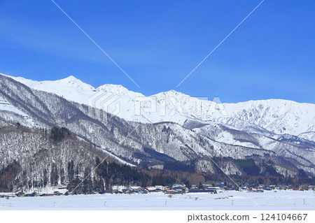 從山腳下望去的三月初春的白馬山脈 124104667