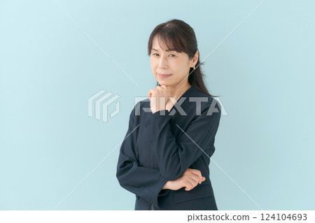 思維姿勢商界女強人 思維姿勢商界女強人 124104693