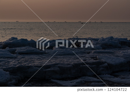 駛往根室海峽的扇貝捕撈船 駛往根室海峽的扇貝捕撈船 124104722