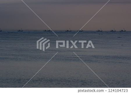 駛往根室海峽的扇貝捕撈船 駛往根室海峽的扇貝捕撈船 124104723