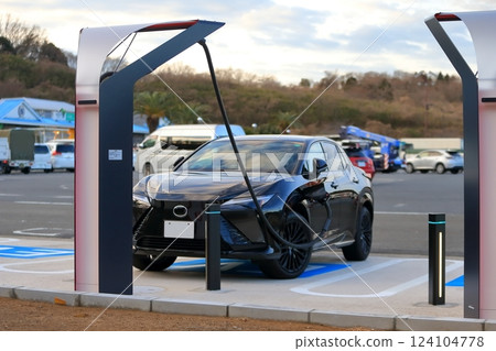 被充電的電動汽車的形象 被充電的電動汽車的形象 124104778