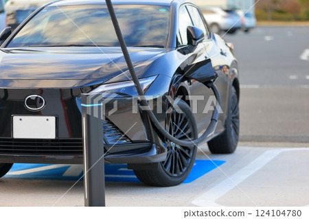 被充電的電動汽車的形象 124104780