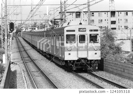 東急 8500 系列，以 8501 為首的八輛車，前往月見野、宮崎台 - 宮山前平，1982 年 7 月 1 日 124105318