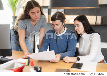 manager helps customers place an order and deliver furniture 124105687