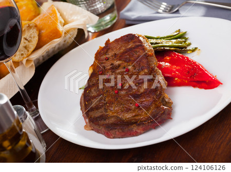 Grilled beef with stewed green beans and pepper 124106126