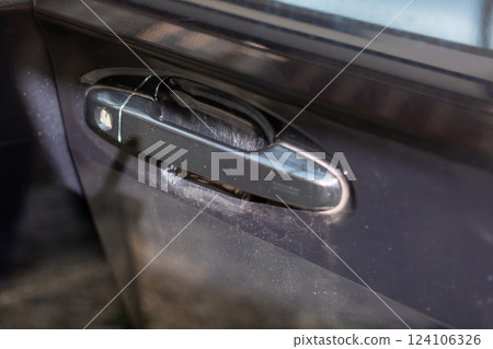 Car part: Damage to door handle 124106326