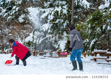 一對夫婦在雪地裡玩耍 124106333