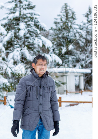 一對夫婦在雪地裡玩耍 124106335