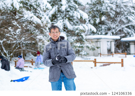 一對夫婦在雪地裡玩耍 124106336