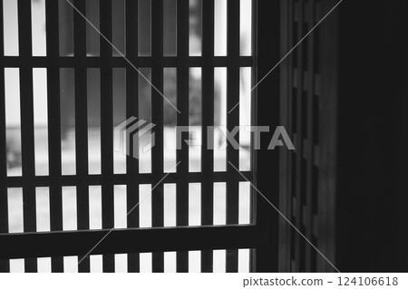 有格子門的窗戶 124106618