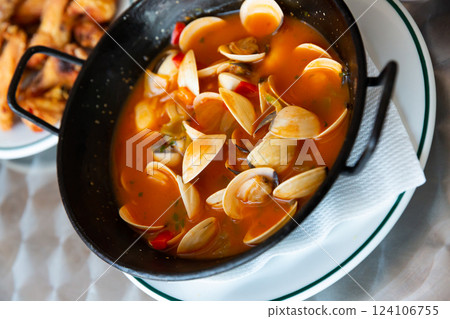 Molluscs stewed in gravy 124106755