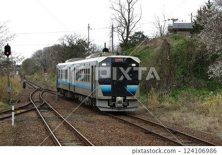 JR East's local line, Gono Line: GV-E400 series electric diesel railcar entering the station 124106986
