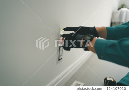 Electrical worker  124107010