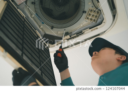 Electrical worker  124107044