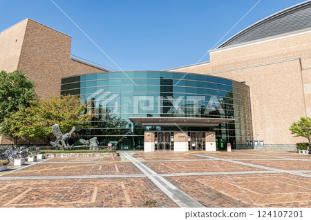 福岡縣福岡市,天氣晴朗時的福岡市公共圖書館 福岡縣福岡市,天氣晴朗時的福岡市公共圖書館 124107201
