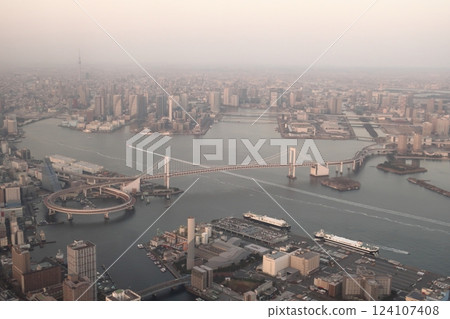 從飛機上看到的彩虹橋 124107408