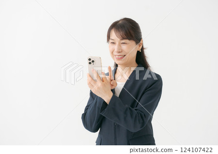 有智能手機的中間婦女 有智能手機的中間婦女 124107422