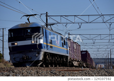 運行於東海道本線的EF210-329次貨櫃貨運列車 運行於東海道本線的EF210-329次貨櫃貨運列車 124107592