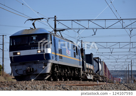 運行於東海道本線上的EF210-325次貨櫃貨運列車 運行於東海道本線上的EF210-325次貨櫃貨運列車 124107593
