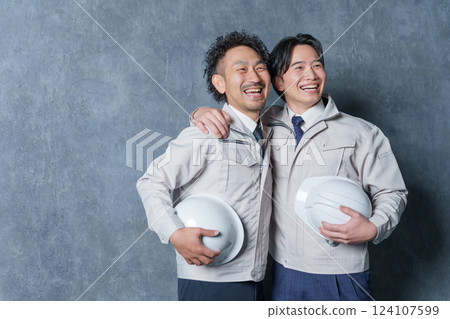 兩名身穿工作服的商人(建築工人) 兩名身穿工作服的商人(建築工人) 124107599