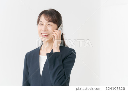 Smile business woman making a phone call 124107820
