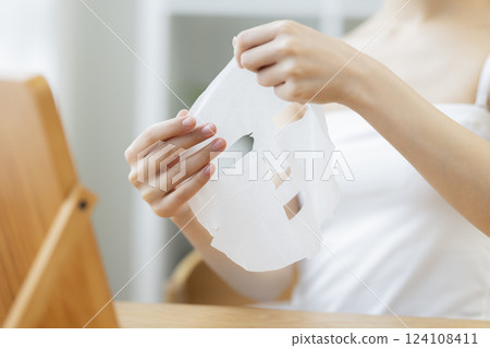一名女子的手拿著面膜 124108411