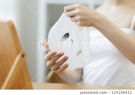 A woman's hand holding a face pack 124108412